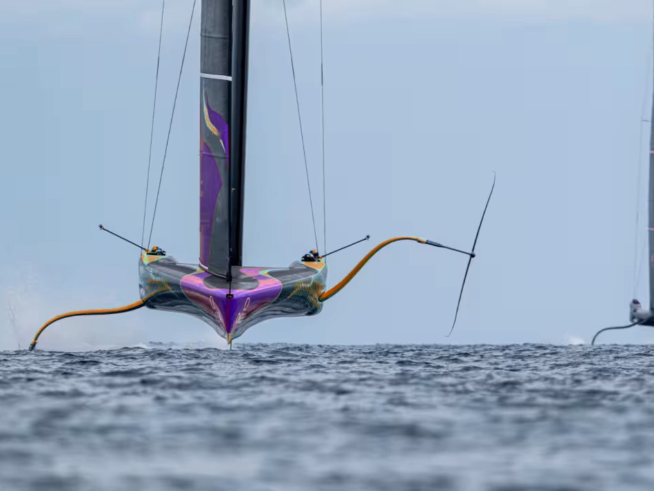 Foiling racing yacht