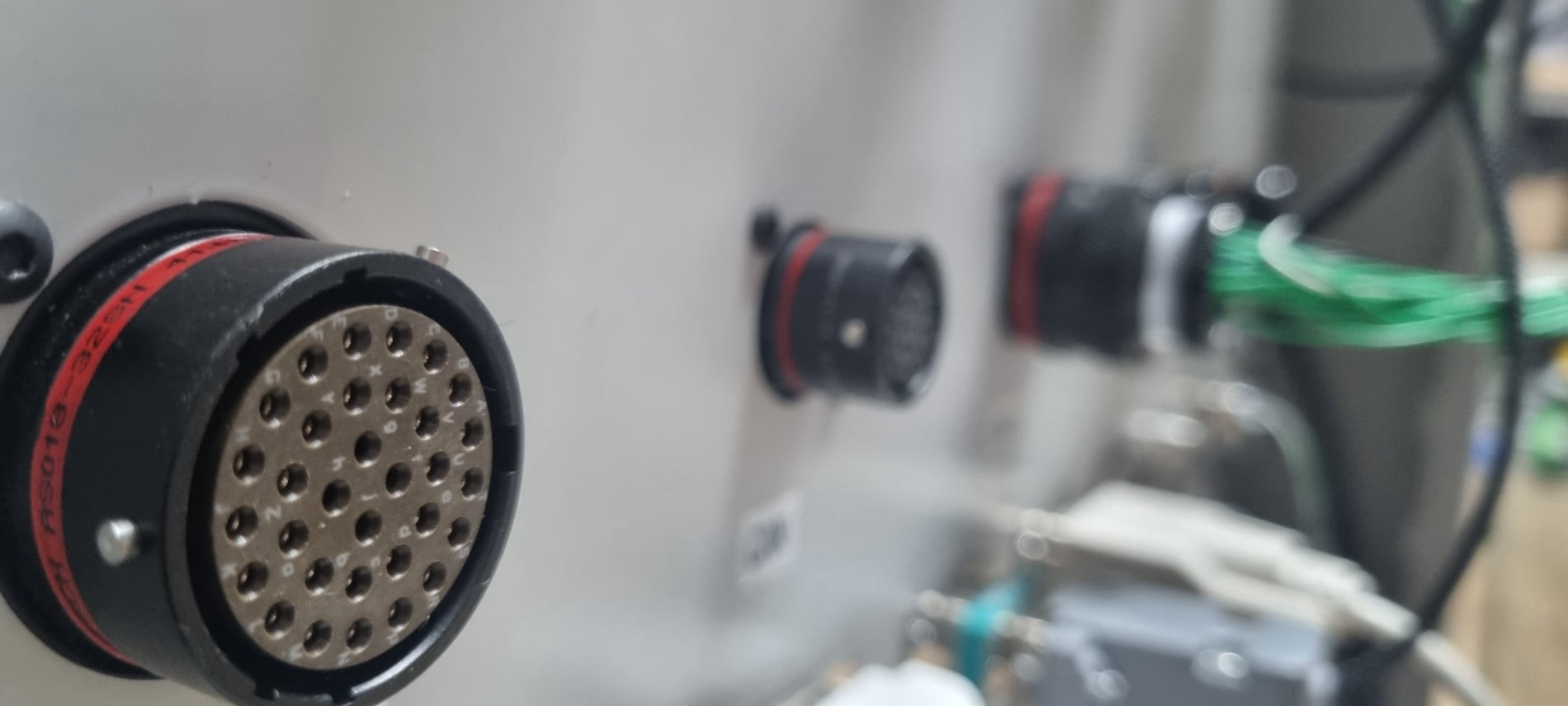 Connecteur circulaire de type MIL raccordé sur un faisceau