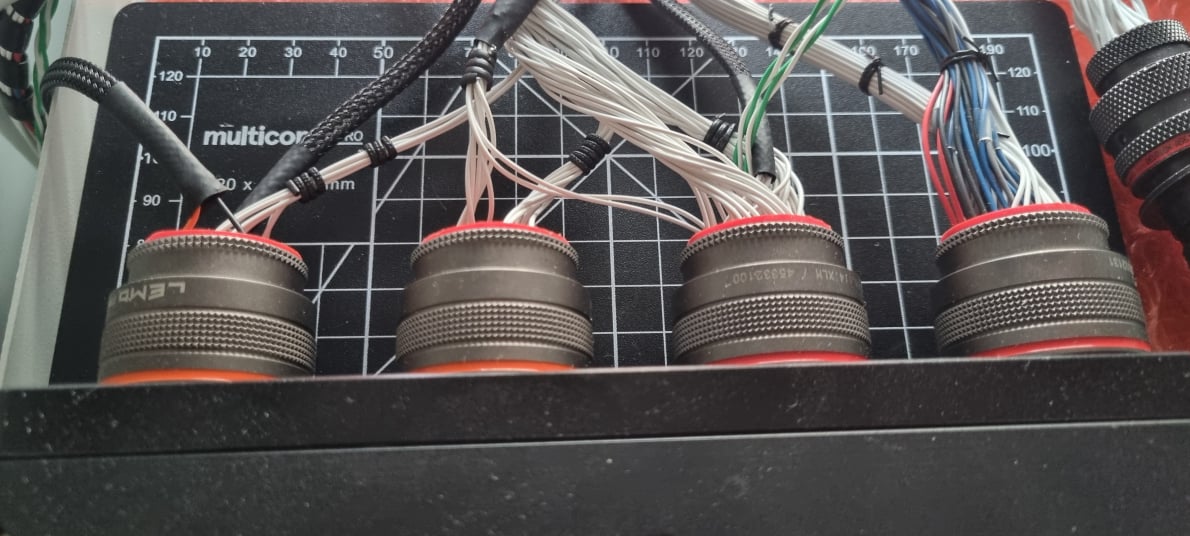 Connecteur de type LEMO utilisé pour les essais de faisceaux